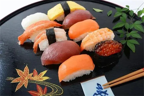 日本游泳鱼骨寿司加盟费