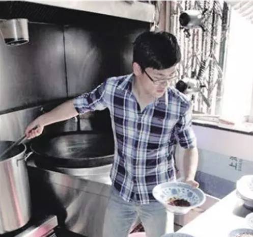 哥们一年赚了200万 原来是开了一家这样的面馆