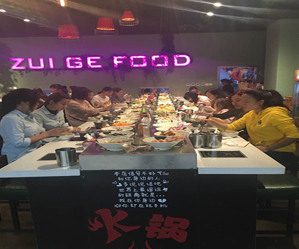 嘴哥时尚小火锅加盟门店