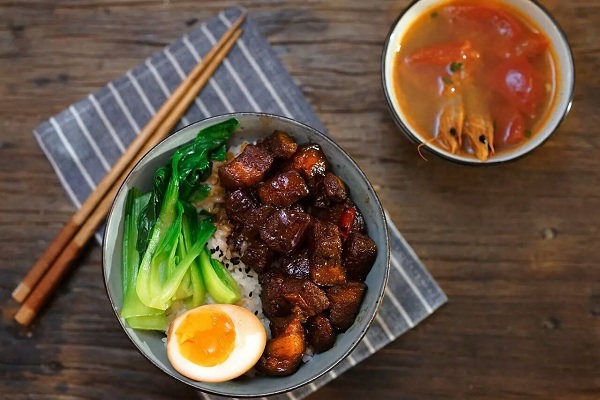 鲁阿卤大碗卤肉饭