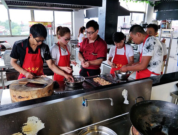 鱼言学酸菜鱼加盟门店