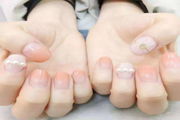 蜜桃美甲