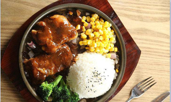 米约客石板烧饭加盟店