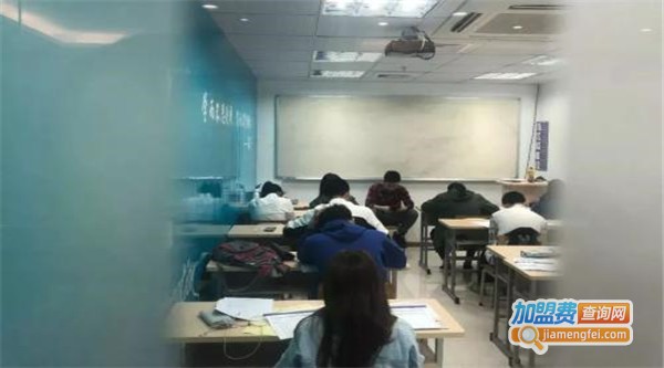 鹤立教育