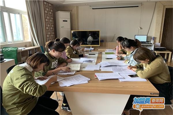 伊顿彩虹教育加盟费