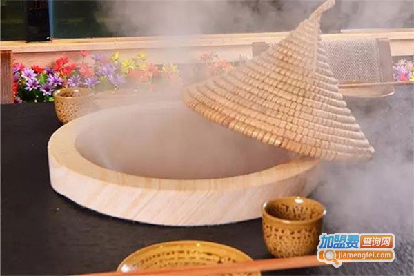 溢满鲜蒸汽石锅鱼