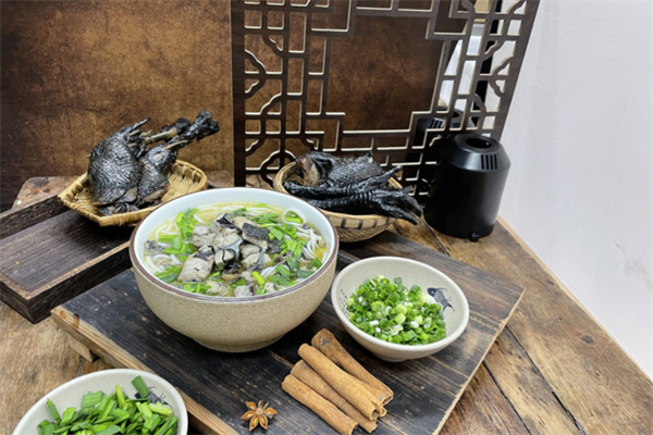 什家婆乌鸡米线