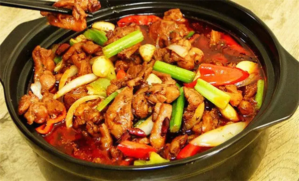 鸡公煲黄焖鸡哪个好吃？