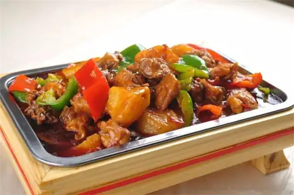 大盘鸡和黄焖鸡哪个更好吃？