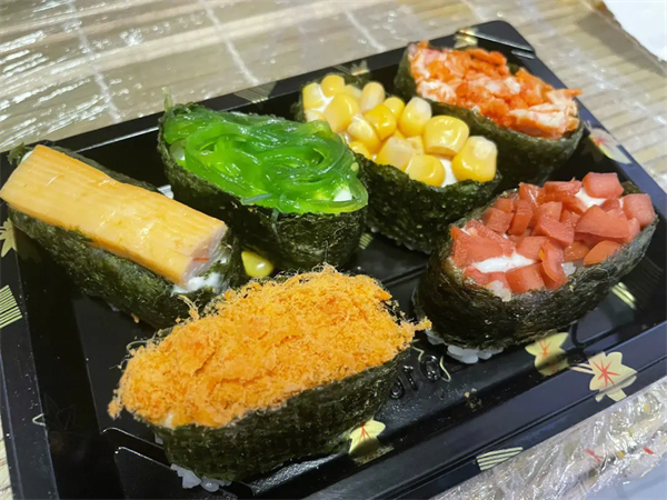 日本游泳鱼骨寿司加盟