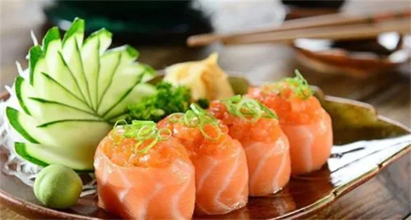 日本游泳鱼骨寿司加盟