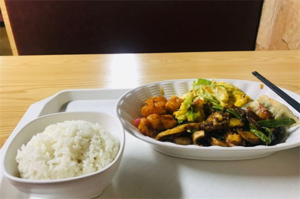 36道菜自选快餐加盟