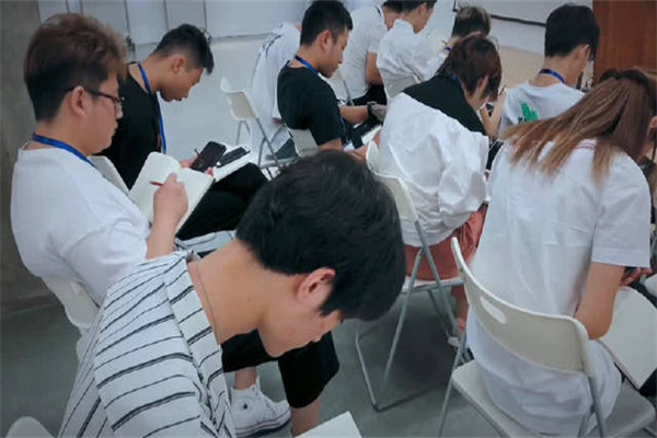纤手人生美发学院加盟