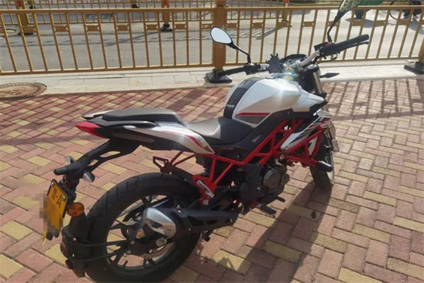 贝纳利摩托车