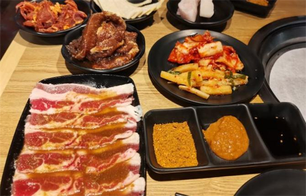本家小顽牛自助烤肉加盟