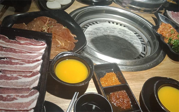 炙城烤肉加盟