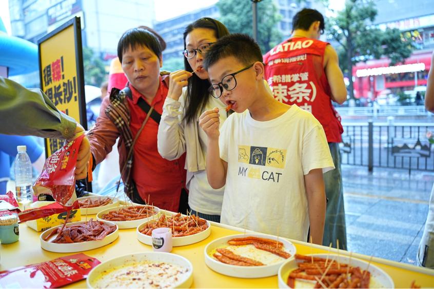 零食很辣上线,零食很忙首家纯辣主题店开业!