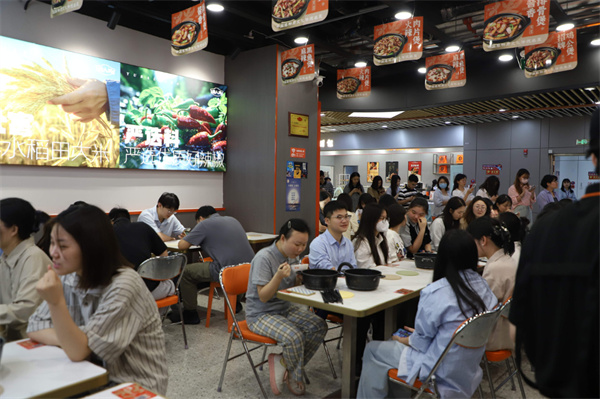 渝八两鸡公煲加盟