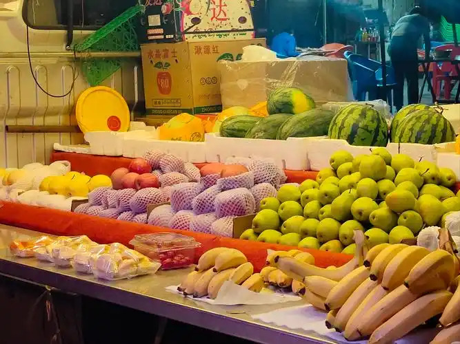 路边卖水果挣钱吗？街头水果摊的盈利密码与实战技巧！