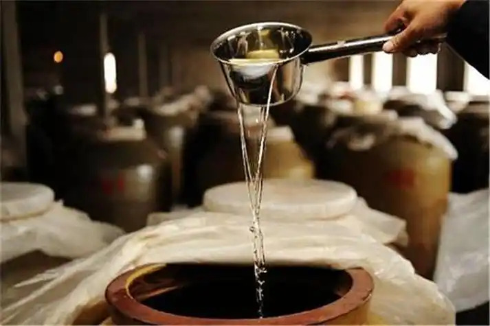 农村小作坊酿酒挣钱吗？揭秘传统工艺背后的致富潜力与门道！