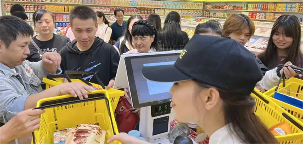 馋品仓零食加盟